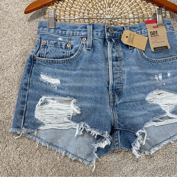 NWT Levi’s Women’s 501 Original Fit High Rise Jean Short 2.5” in Med Wash 28 - Picture 4 of 15
